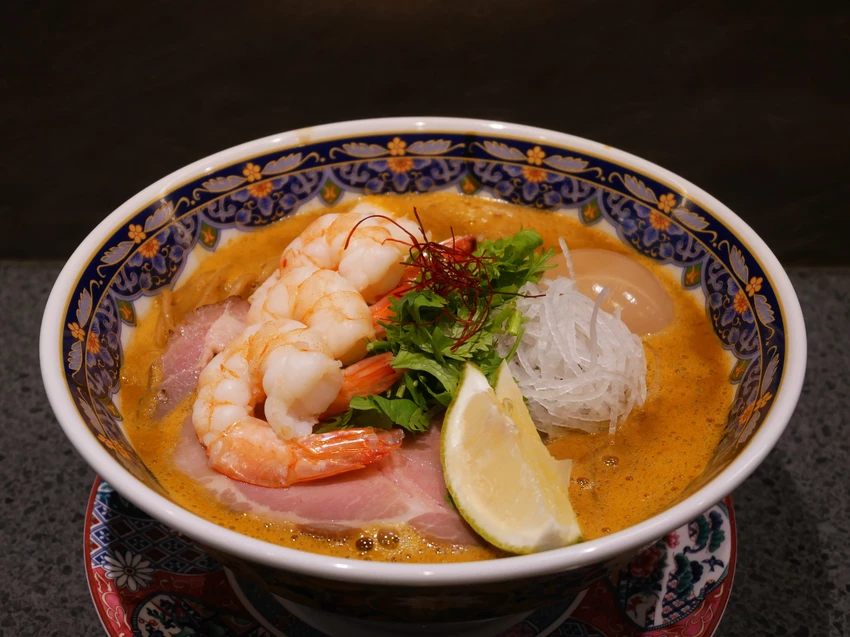 台中市中區麵屋海鳴-鄰近台中火車站的蝦湯拉麵，推薦濃厚海老、馬薩拉海老，拉麵皆可免費加麵、加飯一次(*≧ω≦)