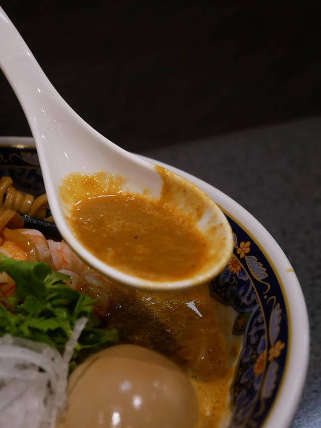 台中市中區麵屋海鳴-鄰近台中火車站的蝦湯拉麵，推薦濃厚海老、馬薩拉海老，拉麵皆可免費加麵、加飯一次(*≧ω≦)