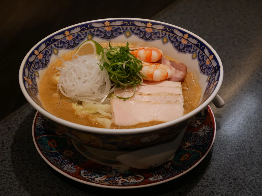 台中市中區麵屋海鳴-鄰近台中火車站的蝦湯拉麵，推薦濃厚海老、馬薩拉海老，拉麵皆可免費加麵、加飯一次(*≧ω≦)