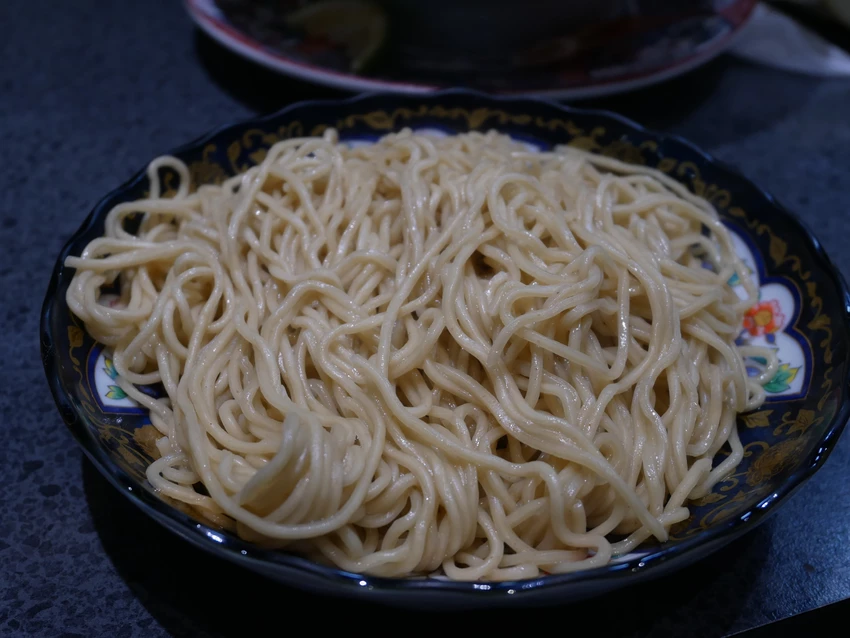 台中市中區麵屋海鳴-鄰近台中火車站的蝦湯拉麵，推薦濃厚海老、馬薩拉海老，拉麵皆可免費加麵、加飯一次(*≧ω≦)