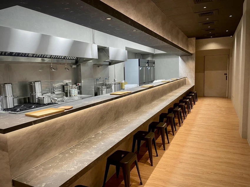 台中市中區麵屋海鳴-鄰近台中火車站的蝦湯拉麵，推薦濃厚海老、馬薩拉海老，拉麵皆可免費加麵、加飯一次(*≧ω≦)