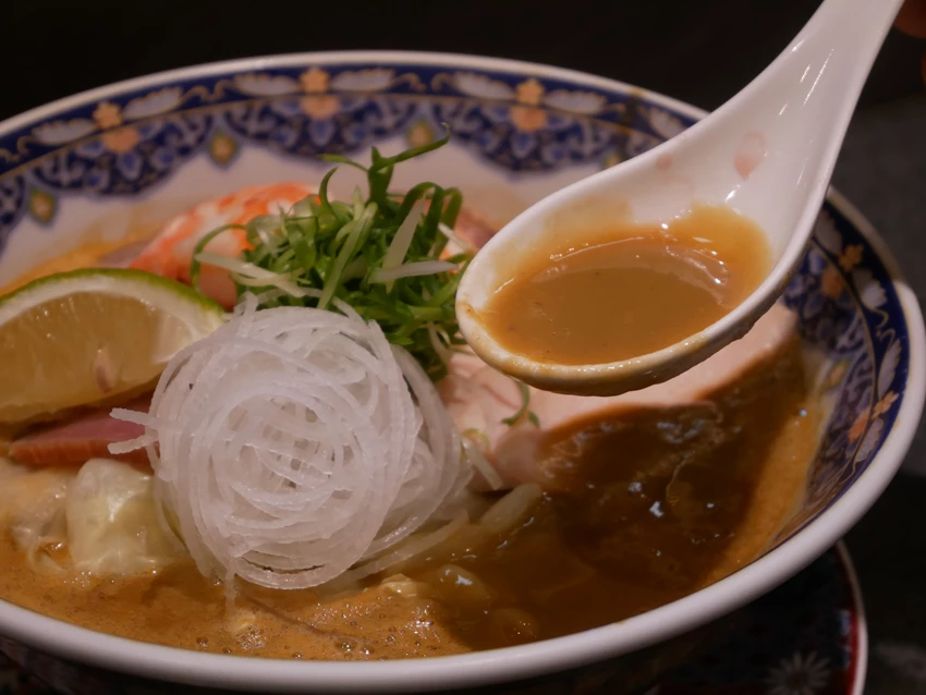 台中市中區麵屋海鳴-鄰近台中火車站的蝦湯拉麵，推薦濃厚海老、馬薩拉海老，拉麵皆可免費加麵、加飯一次(*≧ω≦)