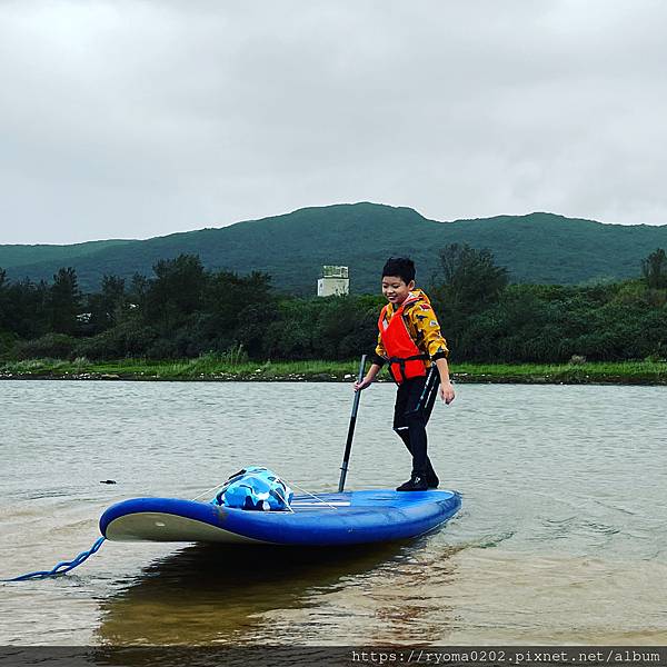 不用擔心不會游泳！福隆雙溪河SUP，教練專業指導，還幫你拍出網美照！