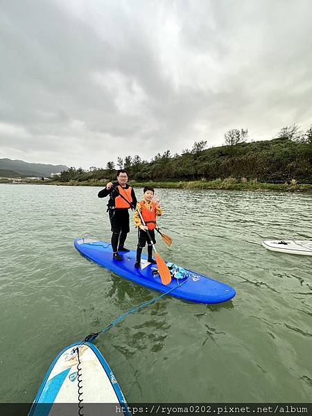 不用擔心不會游泳！福隆雙溪河SUP，教練專業指導，還幫你拍出網美照！