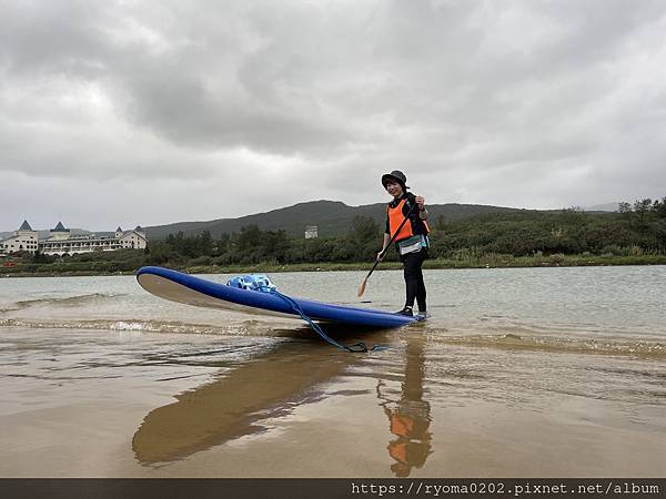 不用擔心不會游泳！福隆雙溪河SUP，教練專業指導，還幫你拍出網美照！