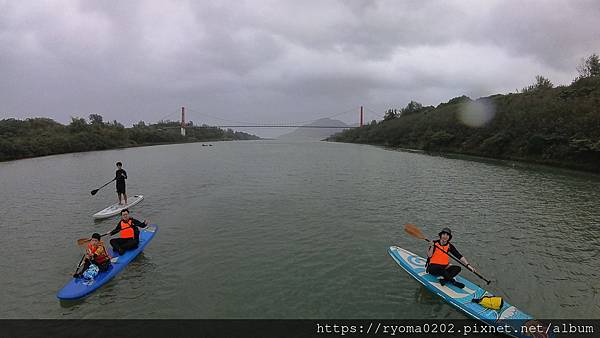 不用擔心不會游泳！福隆雙溪河SUP，教練專業指導，還幫你拍出網美照！
