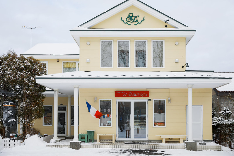 日本北海道公路之旅必訪苫小牧美食，品嚐療癒系貓咪拉花咖啡與冠軍甜點。