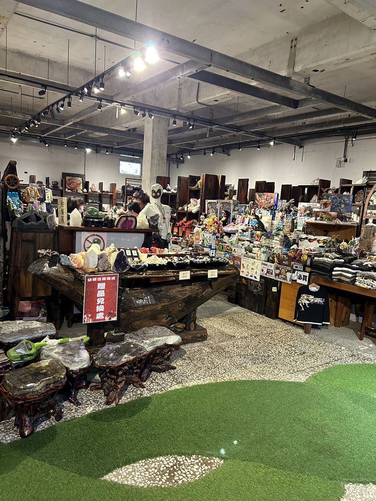 宜蘭Robert Y廢墟暴龍館！實境解謎暴龍的魔法，揭開遠古恐龍化石之謎！