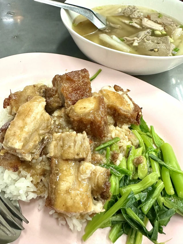 泰國第一次吃陳億粿汁｜唐人街必吃排隊名店，心得評價一次告訴你，這碗燒肉飯讓我念念不忘