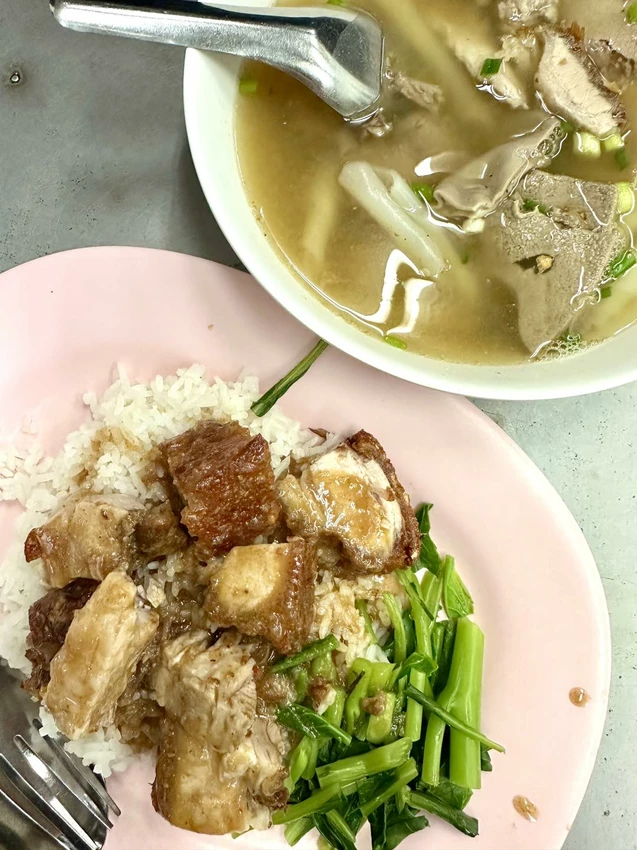 泰國第一次吃陳億粿汁｜唐人街必吃排隊名店，心得評價一次告訴你，這碗燒肉飯讓我念念不忘