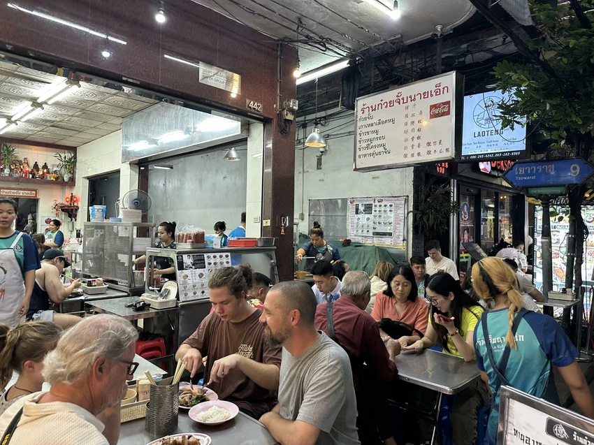 泰國第一次吃陳億粿汁｜唐人街必吃排隊名店，心得評價一次告訴你，這碗燒肉飯讓我念念不忘