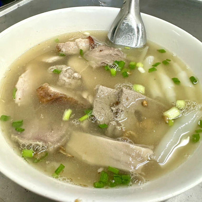 泰國第一次吃陳億粿汁｜唐人街必吃排隊名店，心得評價一次告訴你，這碗燒肉飯讓我念念不忘