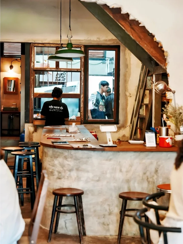 泰國🇹🇭清邁大學生最愛的打拋豬飯！
