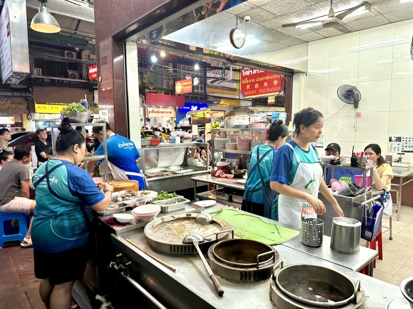 泰國第一次吃陳億粿汁｜唐人街必吃排隊名店，心得評價一次告訴你，這碗燒肉飯讓我念念不忘