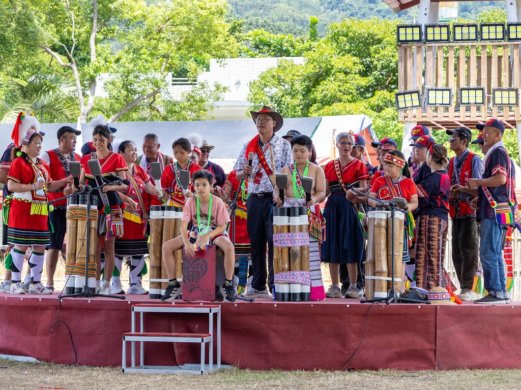 繁花盛開在吉娜魯岸，歡迎來到2025年鳳信部落豐年祭！內有飲酒議題請注意喝酒不開車開車不喝酒！ @圍事小哥的幸福相框
