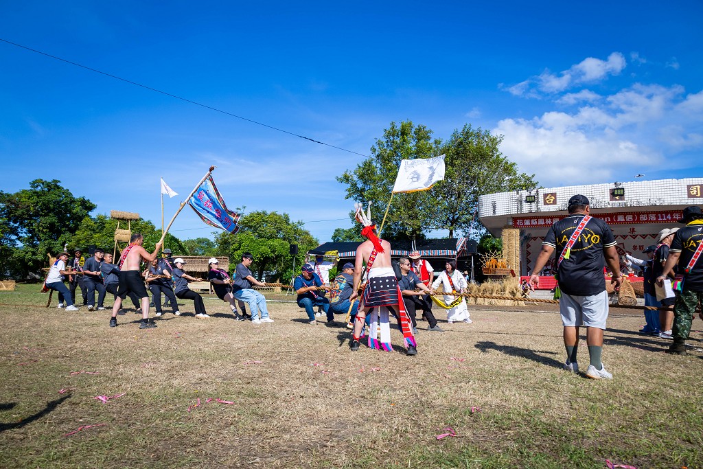 繁花盛開在吉娜魯岸，歡迎來到2025年鳳信部落豐年祭！內有飲酒議題請注意喝酒不開車開車不喝酒！ @圍事小哥的幸福相框