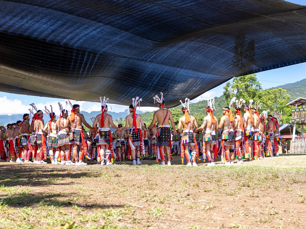 繁花盛開在吉娜魯岸，歡迎來到2025年鳳信部落豐年祭！內有飲酒議題請注意喝酒不開車開車不喝酒！ @圍事小哥的幸福相框