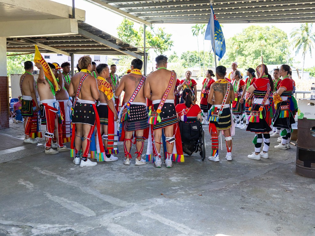 繁花盛開在吉娜魯岸，歡迎來到2025年鳳信部落豐年祭！內有飲酒議題請注意喝酒不開車開車不喝酒！ @圍事小哥的幸福相框