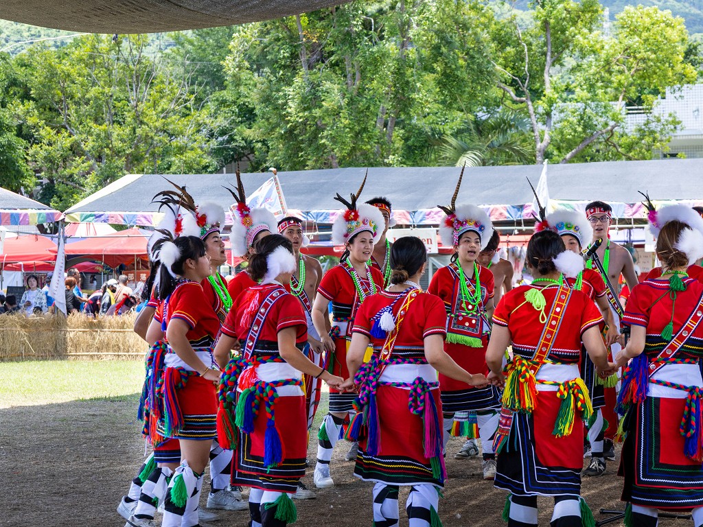 繁花盛開在吉娜魯岸，歡迎來到2025年鳳信部落豐年祭！內有飲酒議題請注意喝酒不開車開車不喝酒！ @圍事小哥的幸福相框