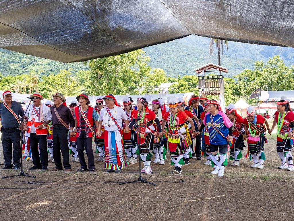 繁花盛開在吉娜魯岸，歡迎來到2025年鳳信部落豐年祭！內有飲酒議題請注意喝酒不開車開車不喝酒！ @圍事小哥的幸福相框