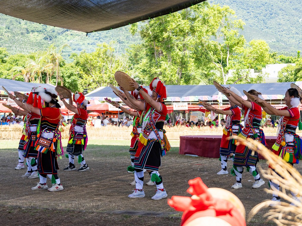 繁花盛開在吉娜魯岸，歡迎來到2025年鳳信部落豐年祭！內有飲酒議題請注意喝酒不開車開車不喝酒！ @圍事小哥的幸福相框
