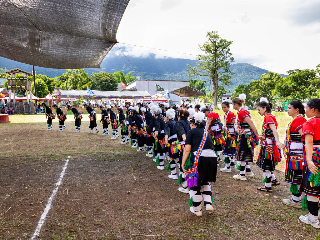 繁花盛開在吉娜魯岸，歡迎來到2025年鳳信部落豐年祭！內有飲酒議題請注意喝酒不開車開車不喝酒！ @圍事小哥的幸福相框