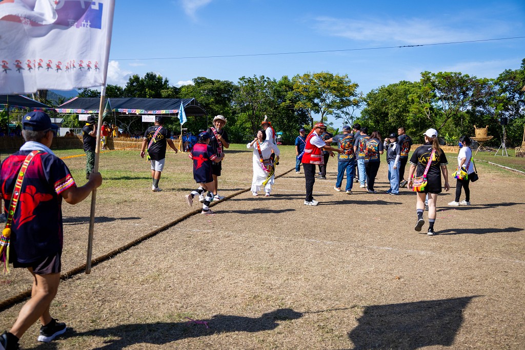 繁花盛開在吉娜魯岸，歡迎來到2025年鳳信部落豐年祭！內有飲酒議題請注意喝酒不開車開車不喝酒！ @圍事小哥的幸福相框