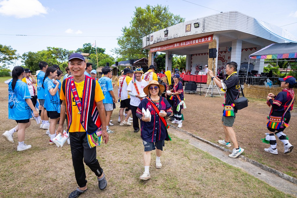 繁花盛開在吉娜魯岸，歡迎來到2025年鳳信部落豐年祭！內有飲酒議題請注意喝酒不開車開車不喝酒！ @圍事小哥的幸福相框