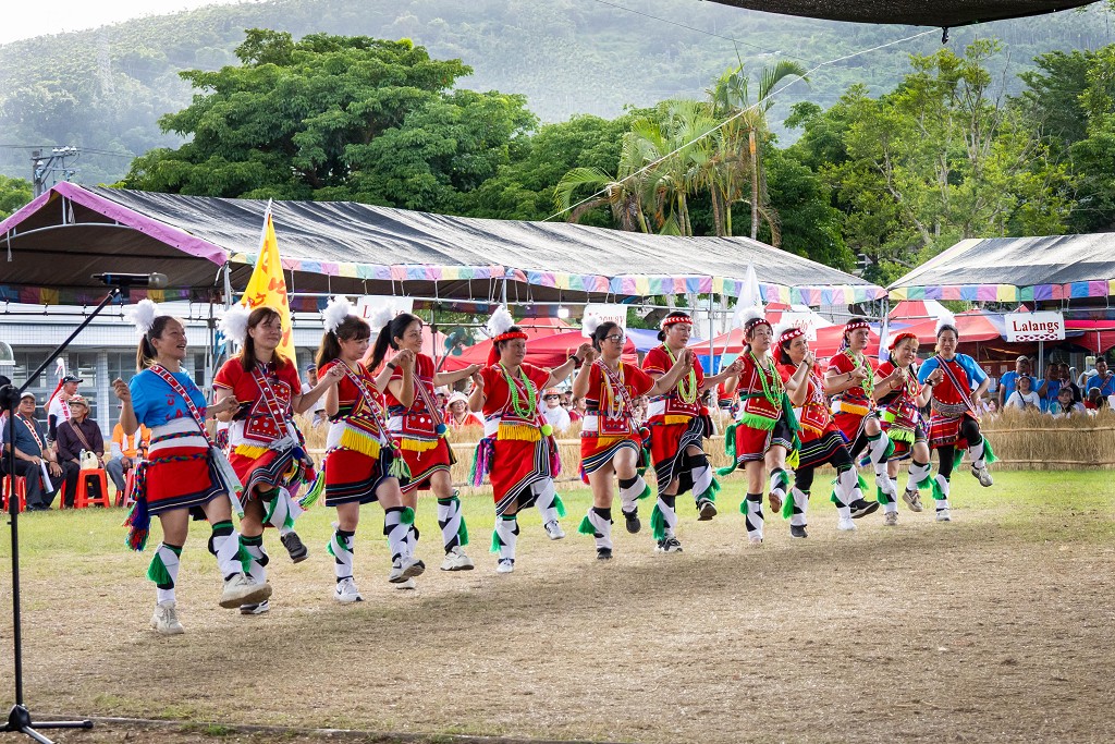 繁花盛開在吉娜魯岸，歡迎來到2025年鳳信部落豐年祭！內有飲酒議題請注意喝酒不開車開車不喝酒！ @圍事小哥的幸福相框