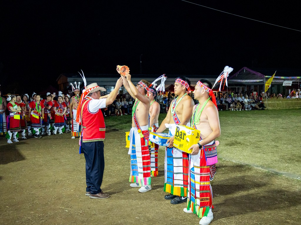 繁花盛開在吉娜魯岸，歡迎來到2025年鳳信部落豐年祭！內有飲酒議題請注意喝酒不開車開車不喝酒！ @圍事小哥的幸福相框