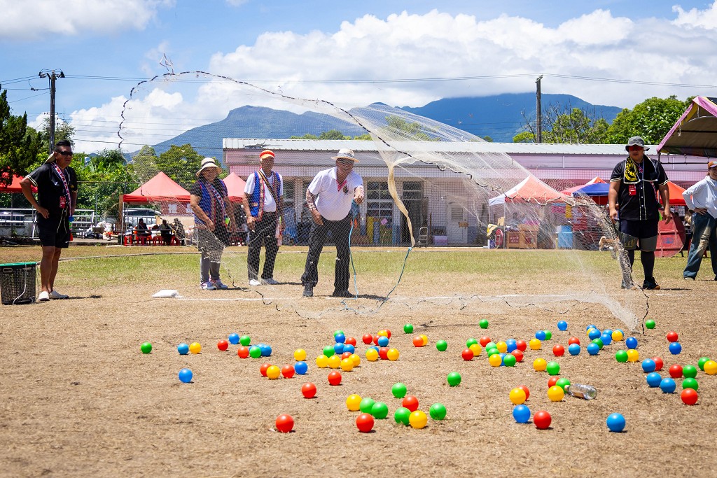 繁花盛開在吉娜魯岸，歡迎來到2025年鳳信部落豐年祭！內有飲酒議題請注意喝酒不開車開車不喝酒！ @圍事小哥的幸福相框