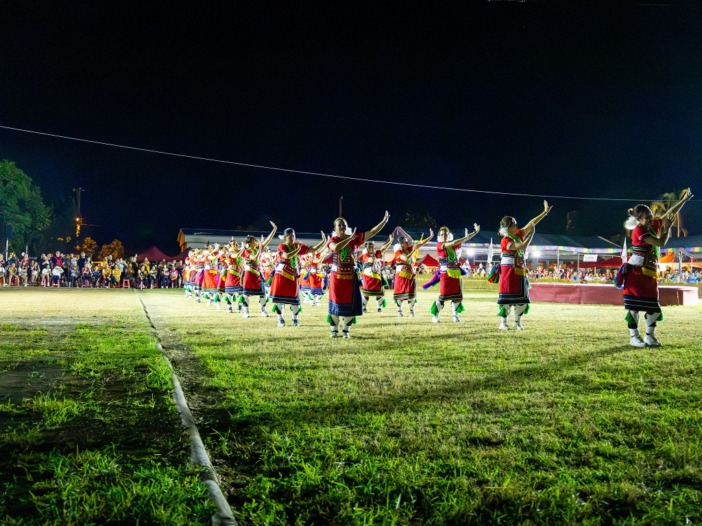 繁花盛開在吉娜魯岸，歡迎來到2025年鳳信部落豐年祭！內有飲酒議題請注意喝酒不開車開車不喝酒！ @圍事小哥的幸福相框