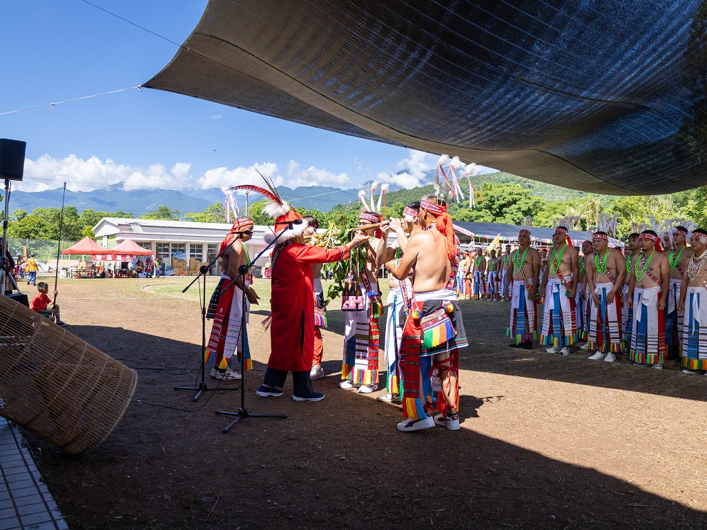 繁花盛開在吉娜魯岸，歡迎來到2025年鳳信部落豐年祭！內有飲酒議題請注意喝酒不開車開車不喝酒！ @圍事小哥的幸福相框