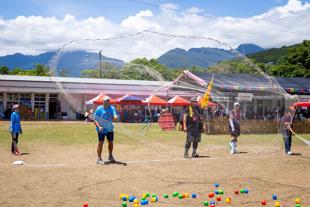 繁花盛開在吉娜魯岸，歡迎來到2025年鳳信部落豐年祭！內有飲酒議題請注意喝酒不開車開車不喝酒！ @圍事小哥的幸福相框