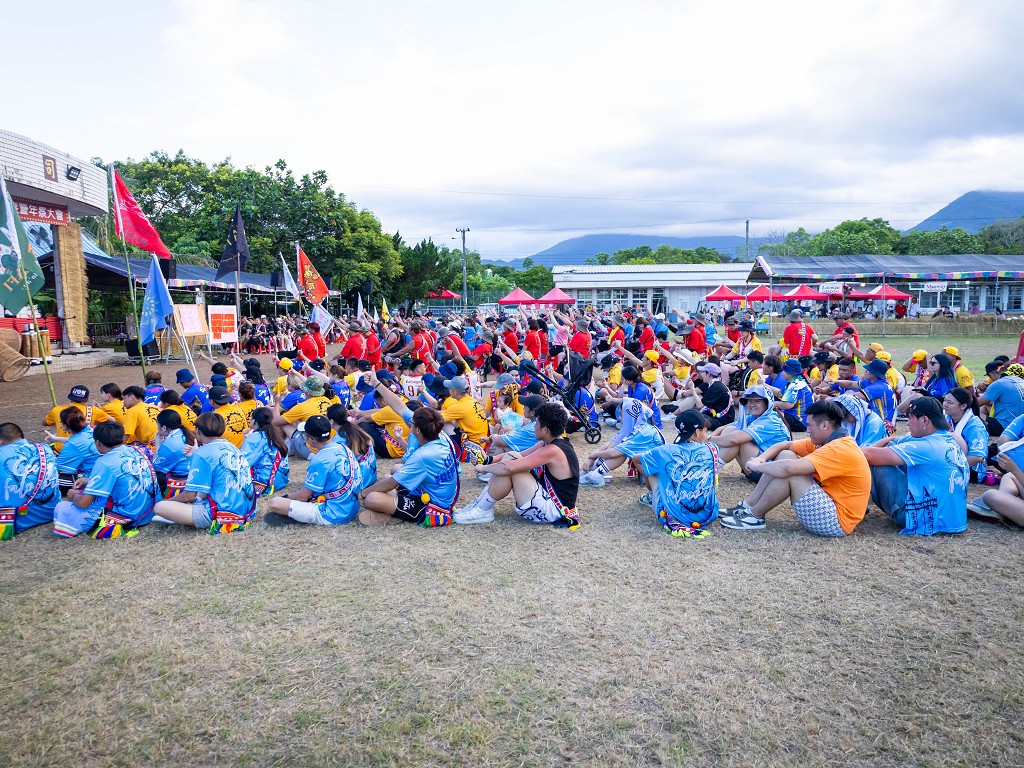 繁花盛開在吉娜魯岸，歡迎來到2025年鳳信部落豐年祭！內有飲酒議題請注意喝酒不開車開車不喝酒！ @圍事小哥的幸福相框