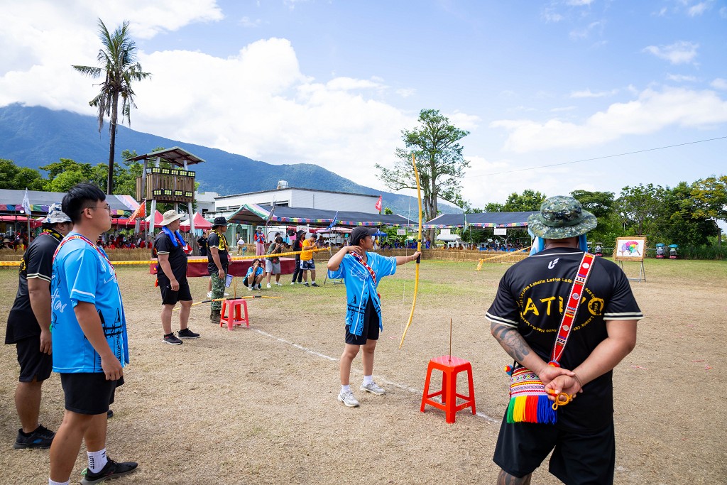 繁花盛開在吉娜魯岸，歡迎來到2025年鳳信部落豐年祭！內有飲酒議題請注意喝酒不開車開車不喝酒！ @圍事小哥的幸福相框
