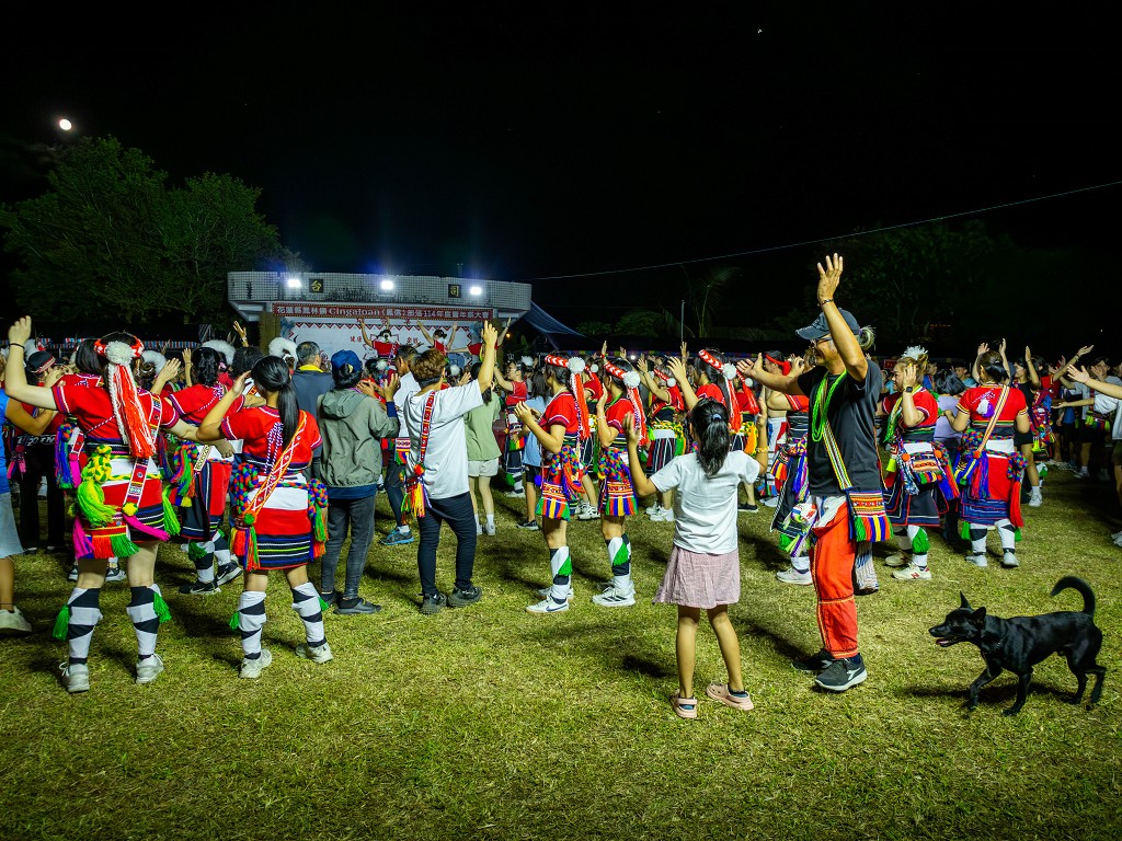 繁花盛開在吉娜魯岸，歡迎來到2025年鳳信部落豐年祭！內有飲酒議題請注意喝酒不開車開車不喝酒！ @圍事小哥的幸福相框