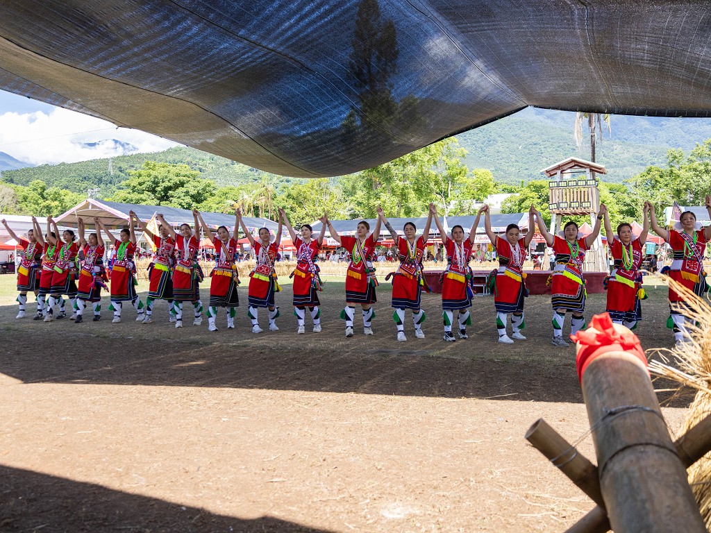 繁花盛開在吉娜魯岸，歡迎來到2025年鳳信部落豐年祭！內有飲酒議題請注意喝酒不開車開車不喝酒！ @圍事小哥的幸福相框