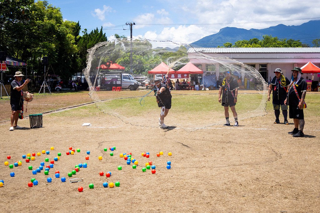 繁花盛開在吉娜魯岸，歡迎來到2025年鳳信部落豐年祭！內有飲酒議題請注意喝酒不開車開車不喝酒！ @圍事小哥的幸福相框
