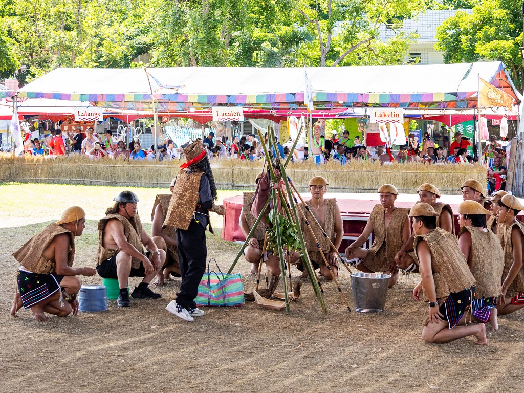 繁花盛開在吉娜魯岸，歡迎來到2025年鳳信部落豐年祭！內有飲酒議題請注意喝酒不開車開車不喝酒！ @圍事小哥的幸福相框