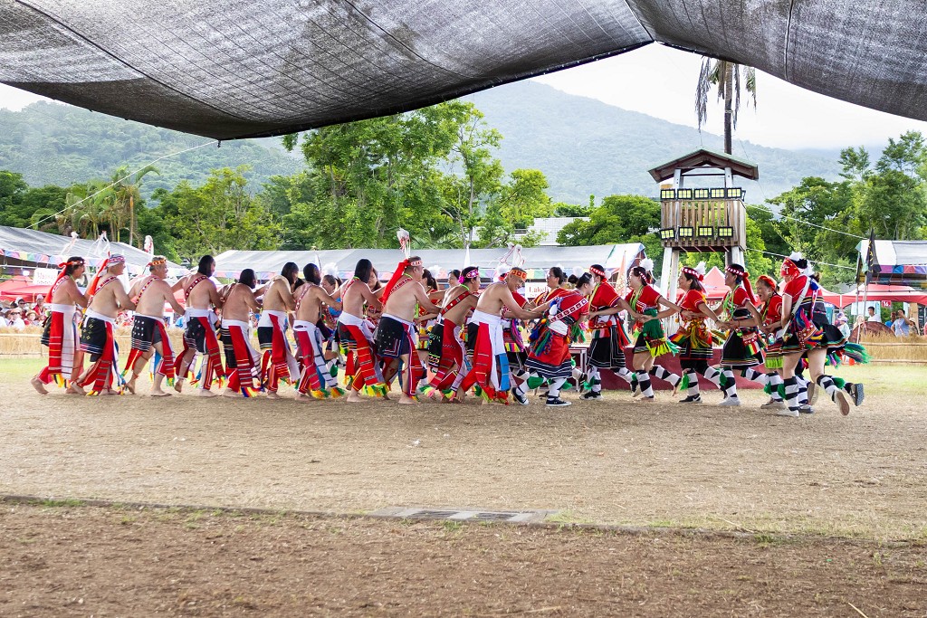 繁花盛開在吉娜魯岸，歡迎來到2025年鳳信部落豐年祭！內有飲酒議題請注意喝酒不開車開車不喝酒！ @圍事小哥的幸福相框