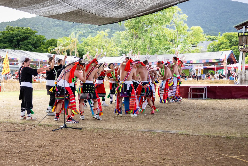 繁花盛開在吉娜魯岸，歡迎來到2025年鳳信部落豐年祭！內有飲酒議題請注意喝酒不開車開車不喝酒！ @圍事小哥的幸福相框