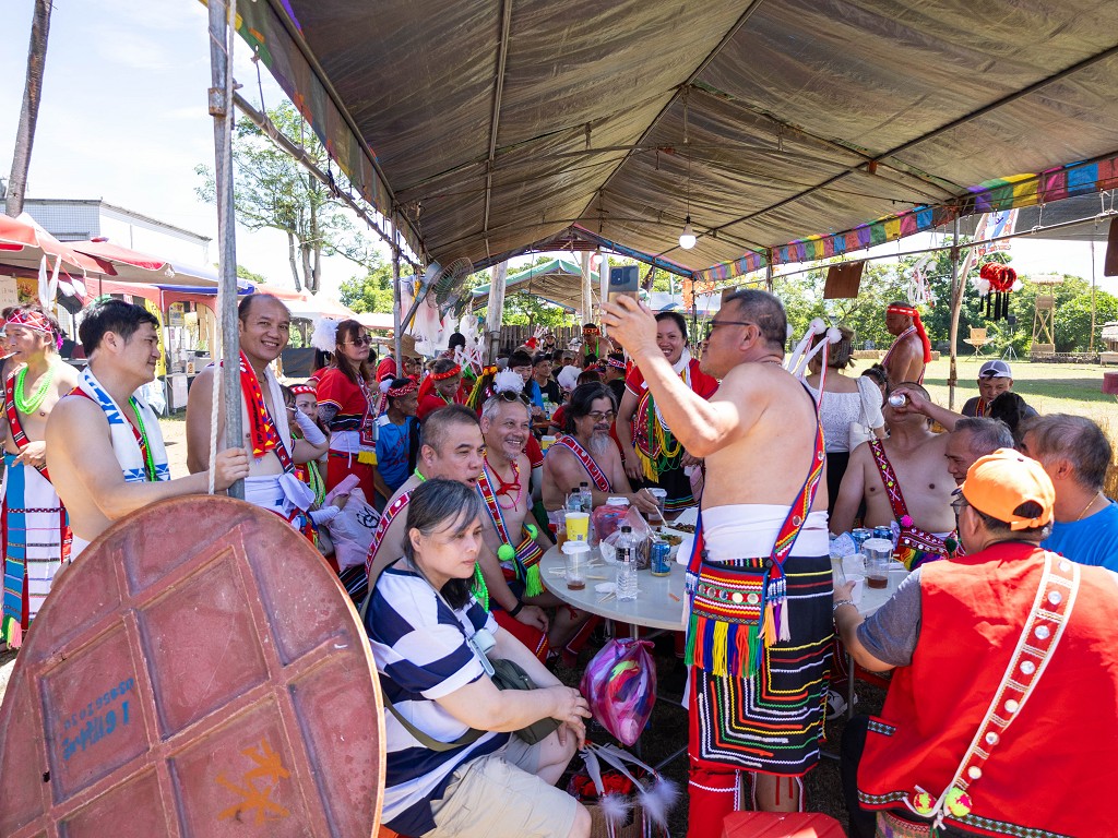 繁花盛開在吉娜魯岸，歡迎來到2025年鳳信部落豐年祭！內有飲酒議題請注意喝酒不開車開車不喝酒！ @圍事小哥的幸福相框