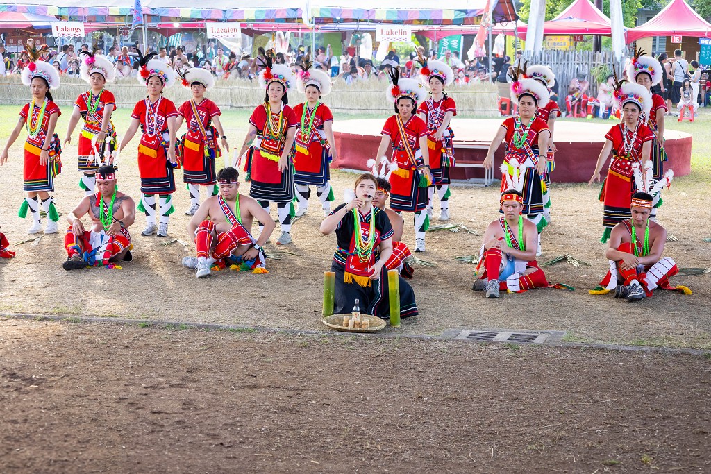 繁花盛開在吉娜魯岸，歡迎來到2025年鳳信部落豐年祭！內有飲酒議題請注意喝酒不開車開車不喝酒！ @圍事小哥的幸福相框