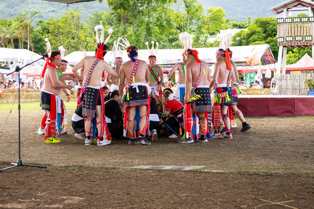 繁花盛開在吉娜魯岸，歡迎來到2025年鳳信部落豐年祭！內有飲酒議題請注意喝酒不開車開車不喝酒！ @圍事小哥的幸福相框