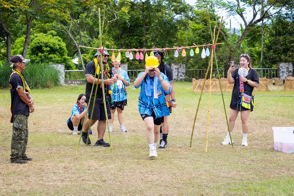 繁花盛開在吉娜魯岸，歡迎來到2025年鳳信部落豐年祭！內有飲酒議題請注意喝酒不開車開車不喝酒！ @圍事小哥的幸福相框
