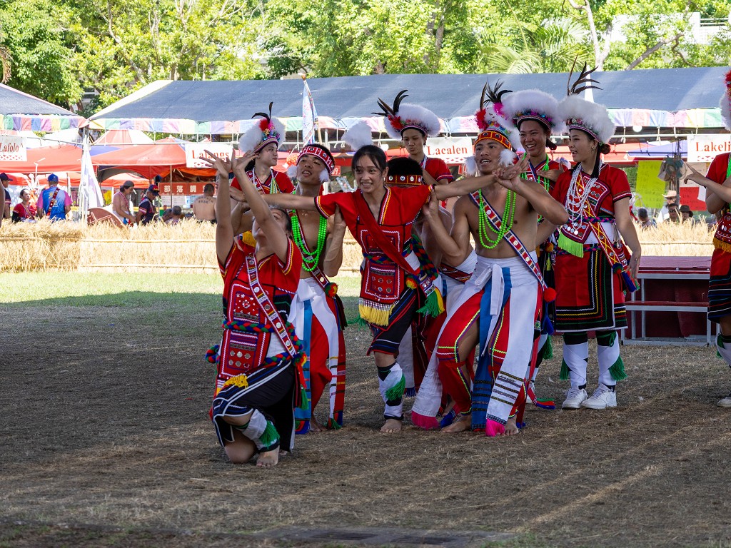 繁花盛開在吉娜魯岸，歡迎來到2025年鳳信部落豐年祭！內有飲酒議題請注意喝酒不開車開車不喝酒！ @圍事小哥的幸福相框