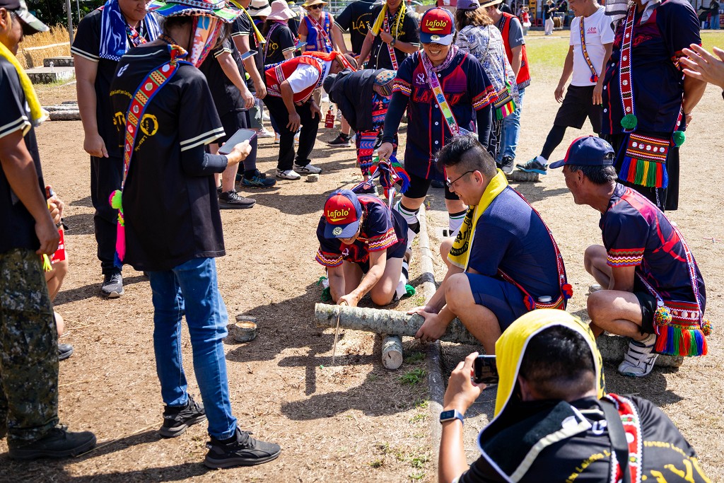 繁花盛開在吉娜魯岸，歡迎來到2025年鳳信部落豐年祭！內有飲酒議題請注意喝酒不開車開車不喝酒！ @圍事小哥的幸福相框