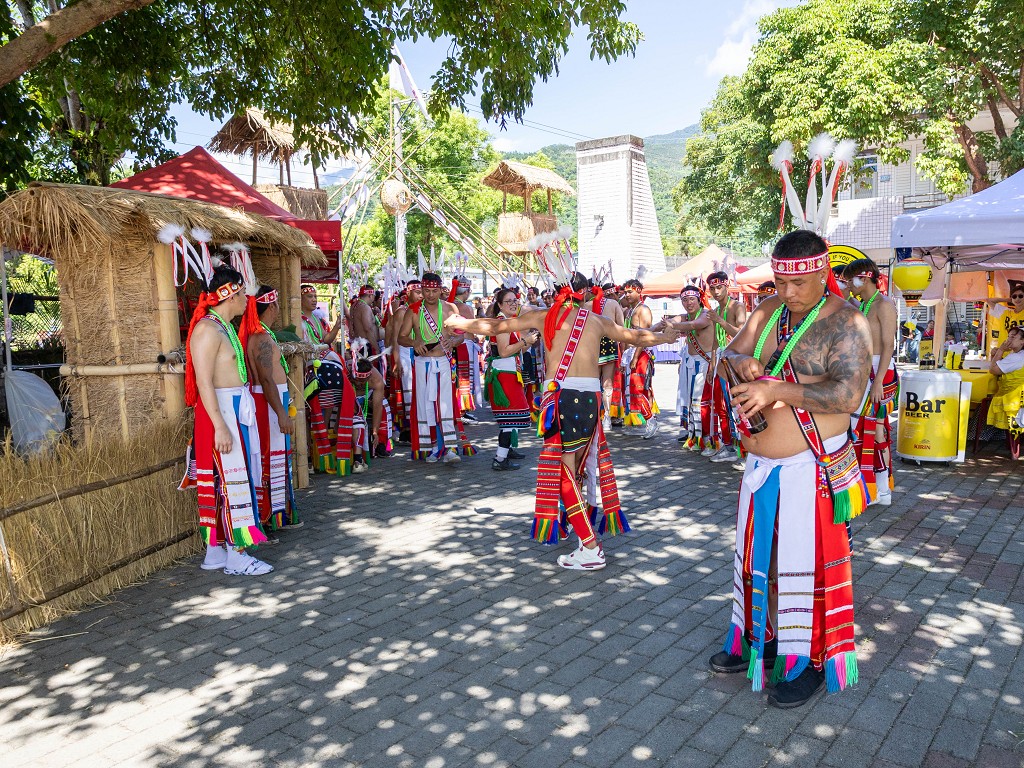 繁花盛開在吉娜魯岸，歡迎來到2025年鳳信部落豐年祭！內有飲酒議題請注意喝酒不開車開車不喝酒！ @圍事小哥的幸福相框