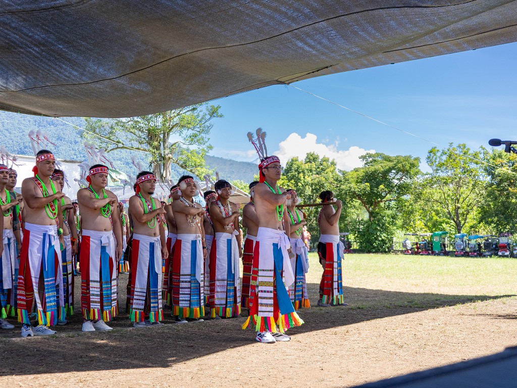 繁花盛開在吉娜魯岸，歡迎來到2025年鳳信部落豐年祭！內有飲酒議題請注意喝酒不開車開車不喝酒！ @圍事小哥的幸福相框